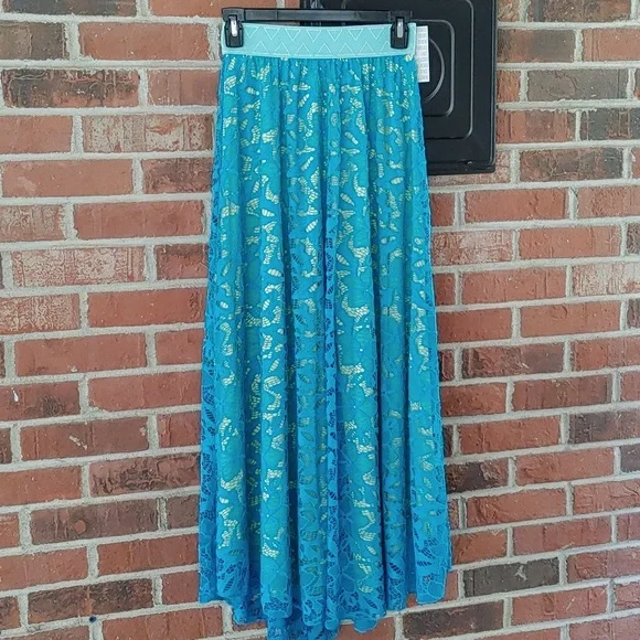 The LuLaRoe Lucy skrt s a STUNNNG pece. Ths floral chffon s a